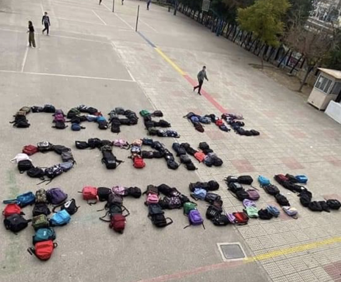Το αντίο μαθητών Γυμνασίου στα αδικοχαμένα θύματα στα Τέμπη