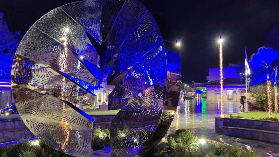 Β. Εύβοια: Στα “μπλε” φωτίζεται το μνημείο «Άνθρωπος & Φύση» για την Παγκόσμια Ημέρα Ευχής